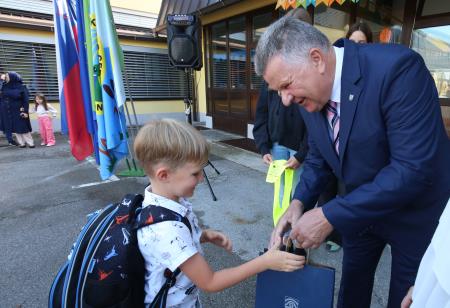 PRVI ŠOLSKI DAN SPREJEM PRVOOLČKOV CERKNICA 14 FOTO LJUBO VUKELIČ